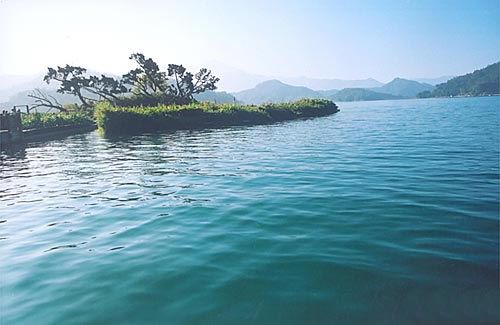 臺灣日月潭：霧薄如沙 水波漣漣圖片